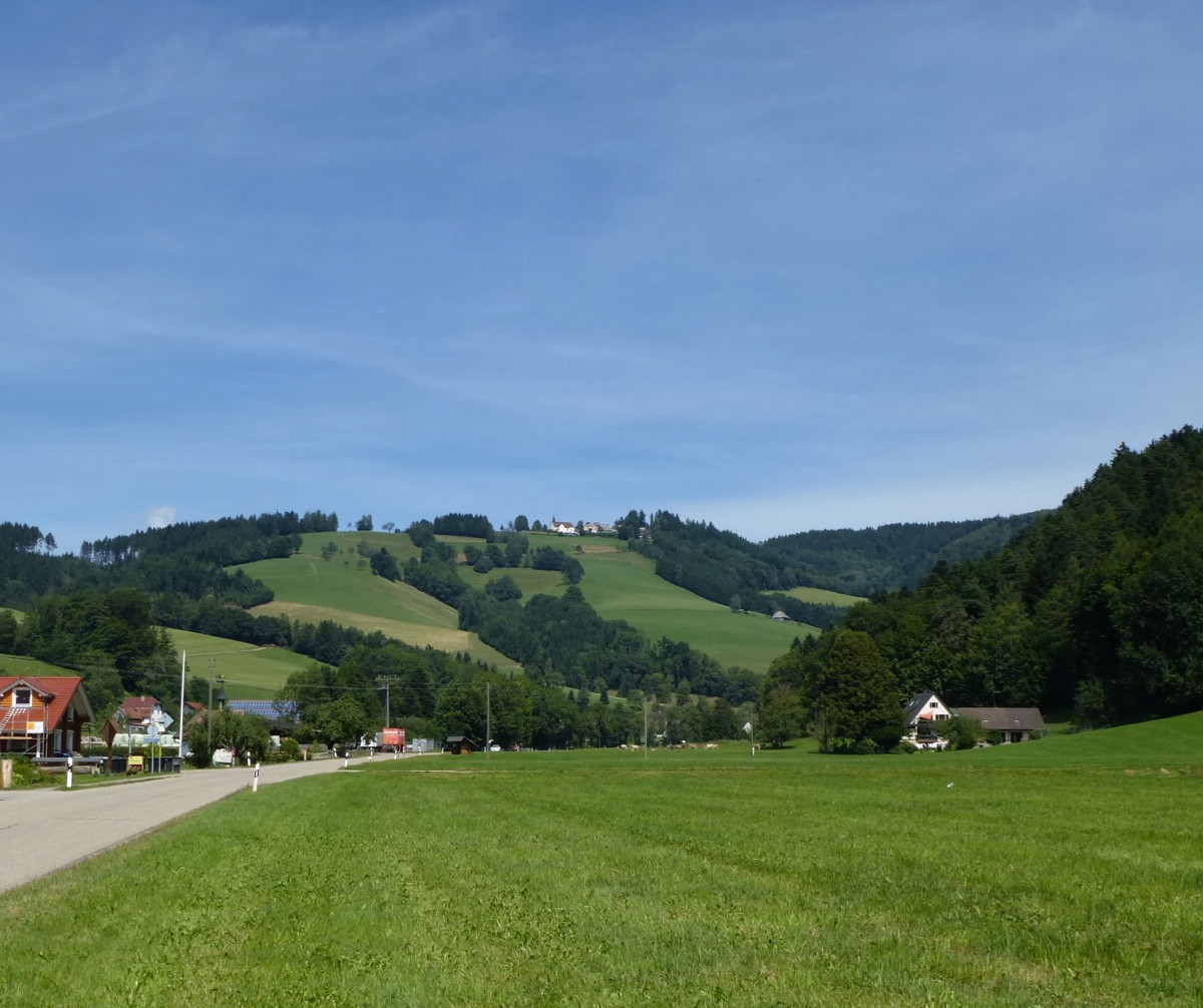 Blick aus dem Ibental im Schwarzwald zum Lindenberg mit der Wallfahrtskirche, Aug.2013