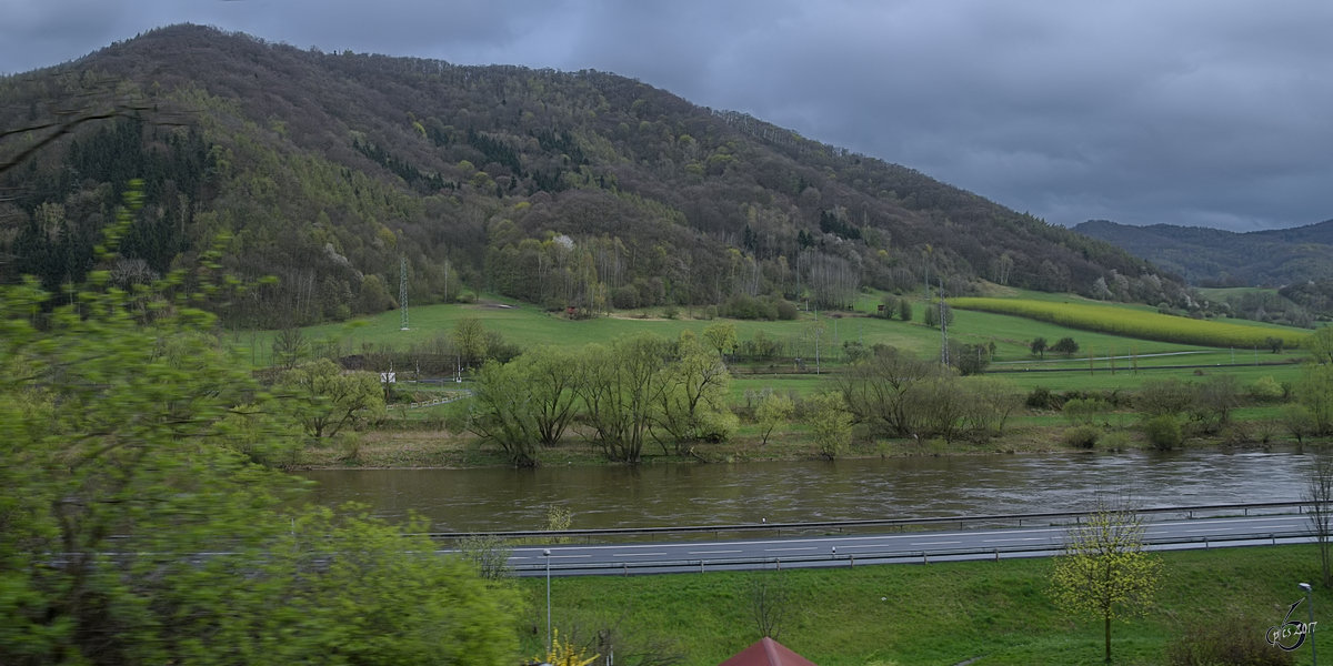 Blick aus dem Zugfenster auf die Elbe, irgendwo in Tschechien. 
