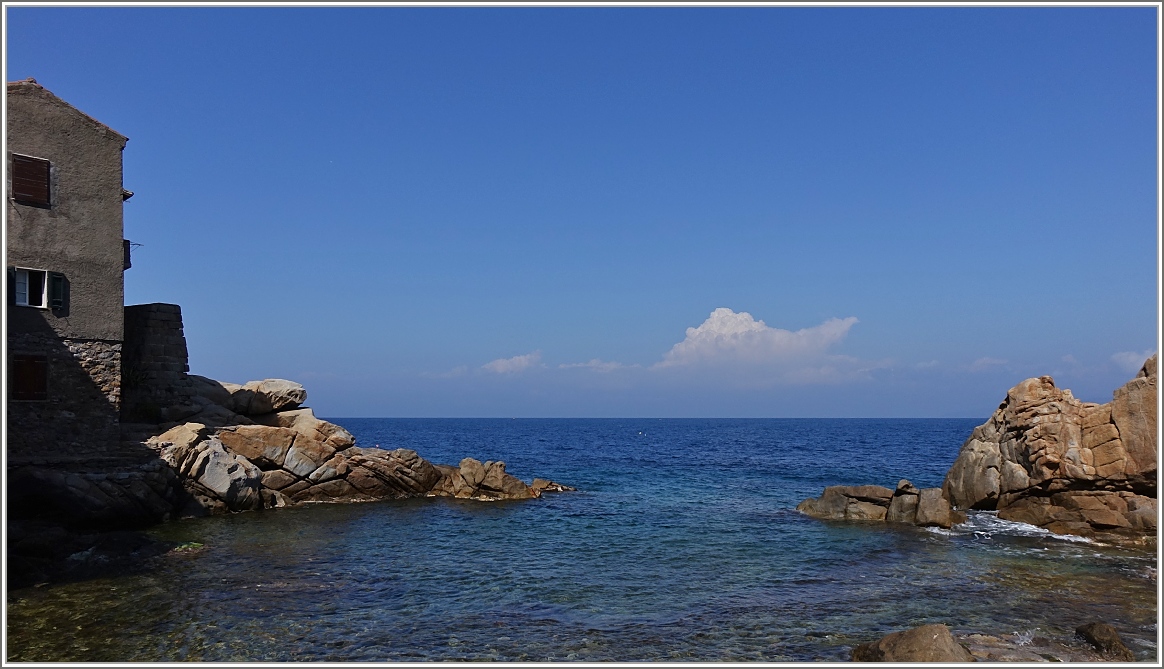 Blick aus einer kleinen Bucht in Giglio Porto auf's Meer.
(24.04.2015)