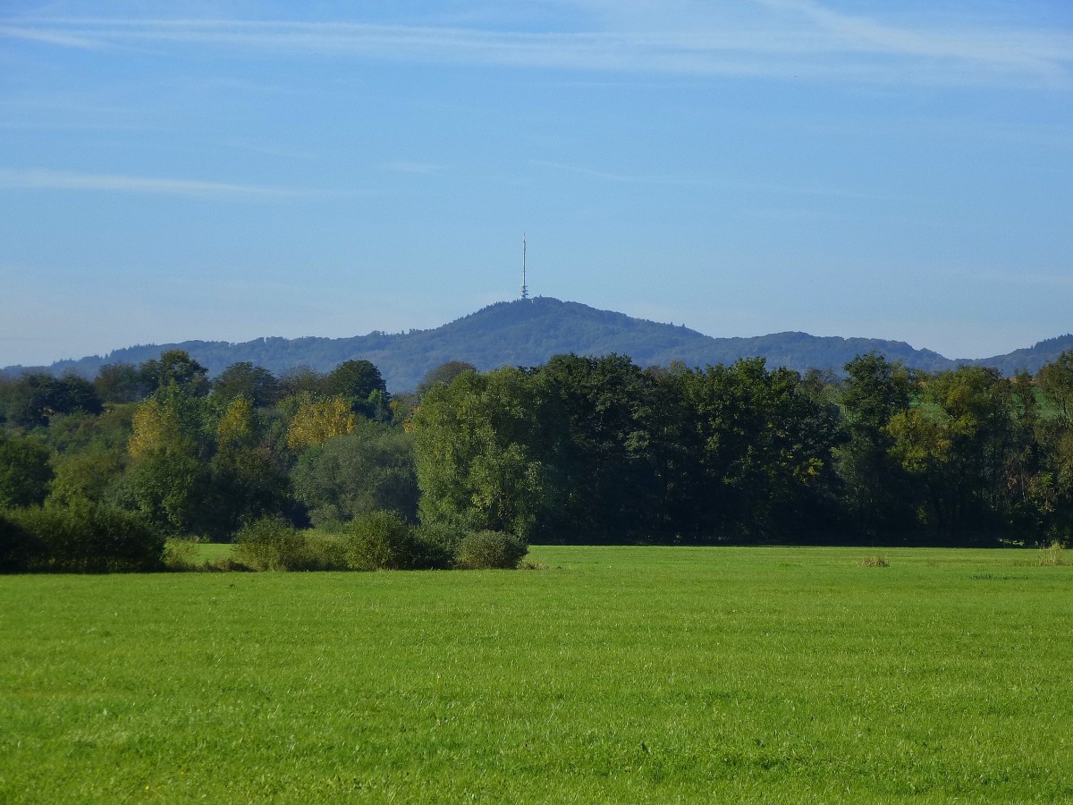 Blick aus der Rheinebene bei Holzhausen zum Kaiserstuhl mit dem 557m hohen Totenkopf, Okt.2013