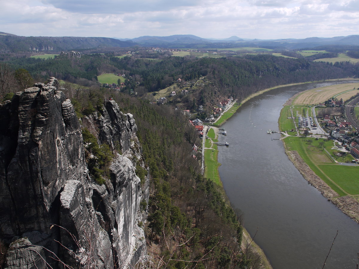 Blick von der Aussichtsplattform der Bastei, 194 m hoch über der Elbe, (Sächsische Schweiz) elbaufwärts über Kurort Rathen in Richtung Böhmisches Mittelgebirge; 01.04.2012
