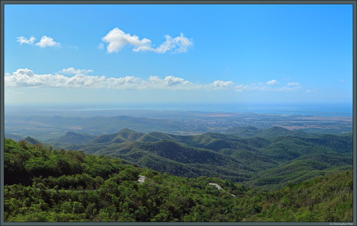 Blick vom Aussichtspunkt Mirador del Caribe über die Ausläufer des Escambray-Gebirges auf die Stadt Trinidad. (26.03.2017)