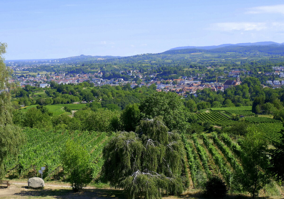 Blick vom Aussichtsturm auf dem 228m hohen Heuberg nach Norden auf die Stadt Ettenheim und den Schwarzwald rechts, Aug.2022