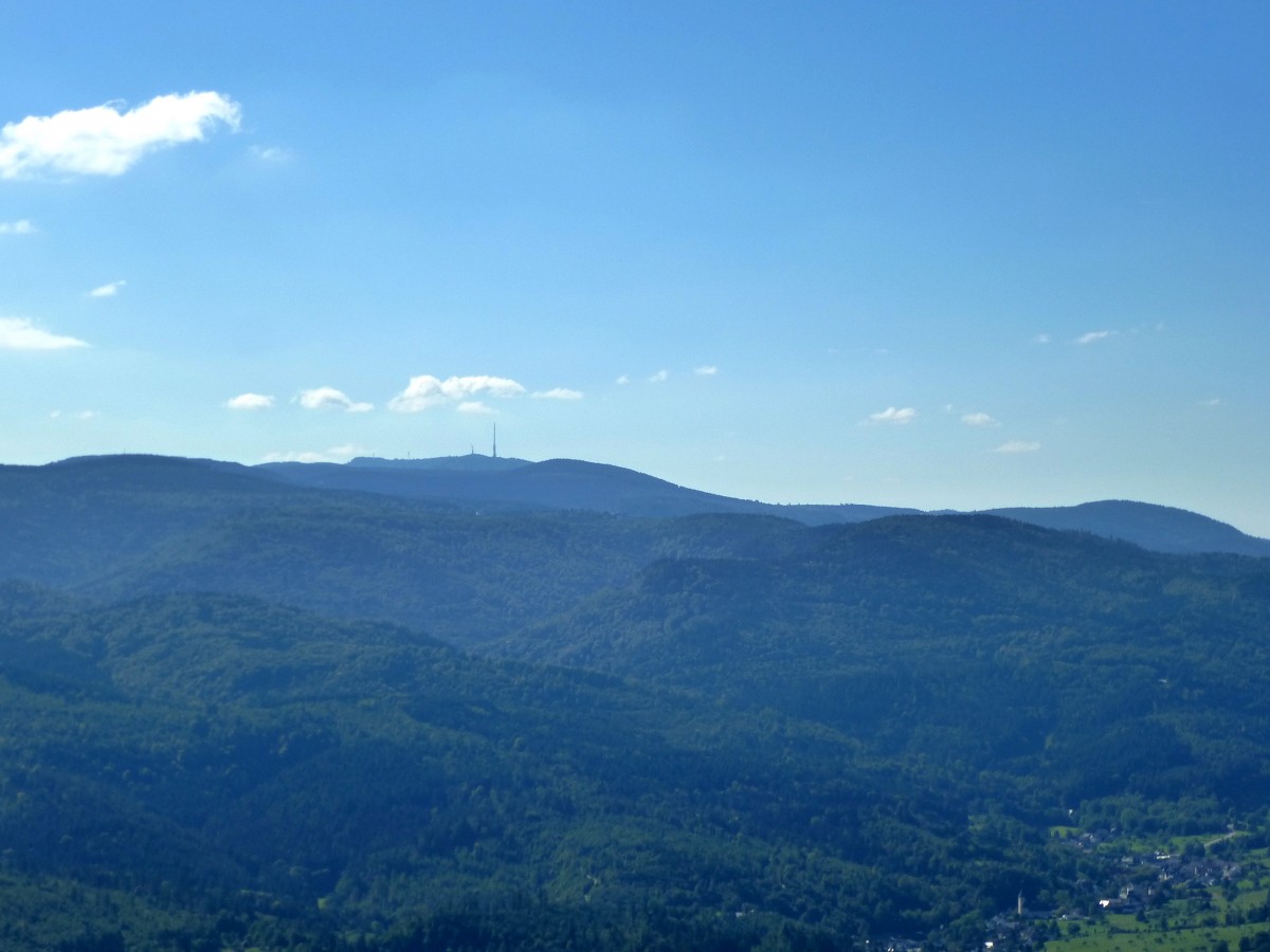 Blick vom Aussichtsturm auf dem Merkur bei Baden-Baden zur 1164m hohen Hornisgrinde im Nordschwarzwald, Sept.2015