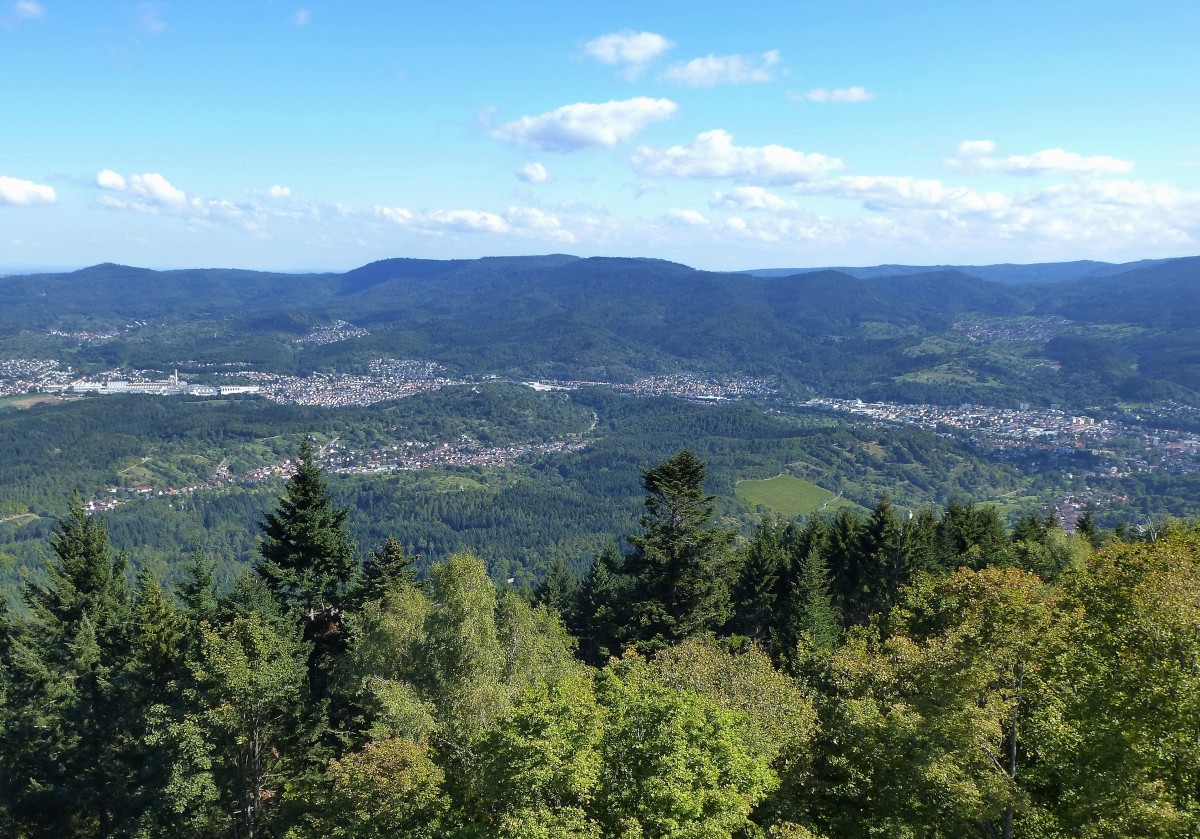 Blick vom Aussichtsturm auf dem Merkur ins Murgtal mit den Orten Gaggenau(links) und Gernsbach(rechts), Sept.2015