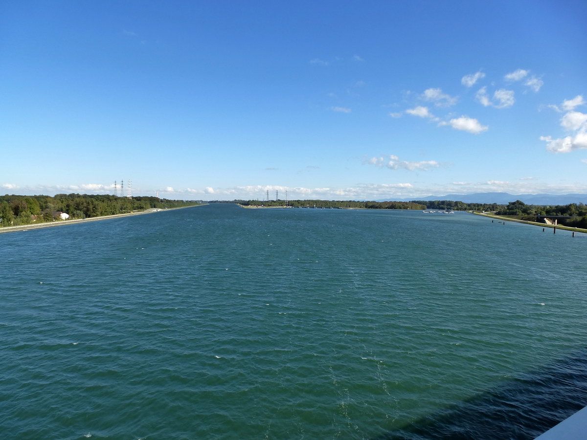 Blick von der Autobrcke(Pflimlin-Brcke) ber den Rhein sdlich von Kehl fluabwrts, Okt.2016