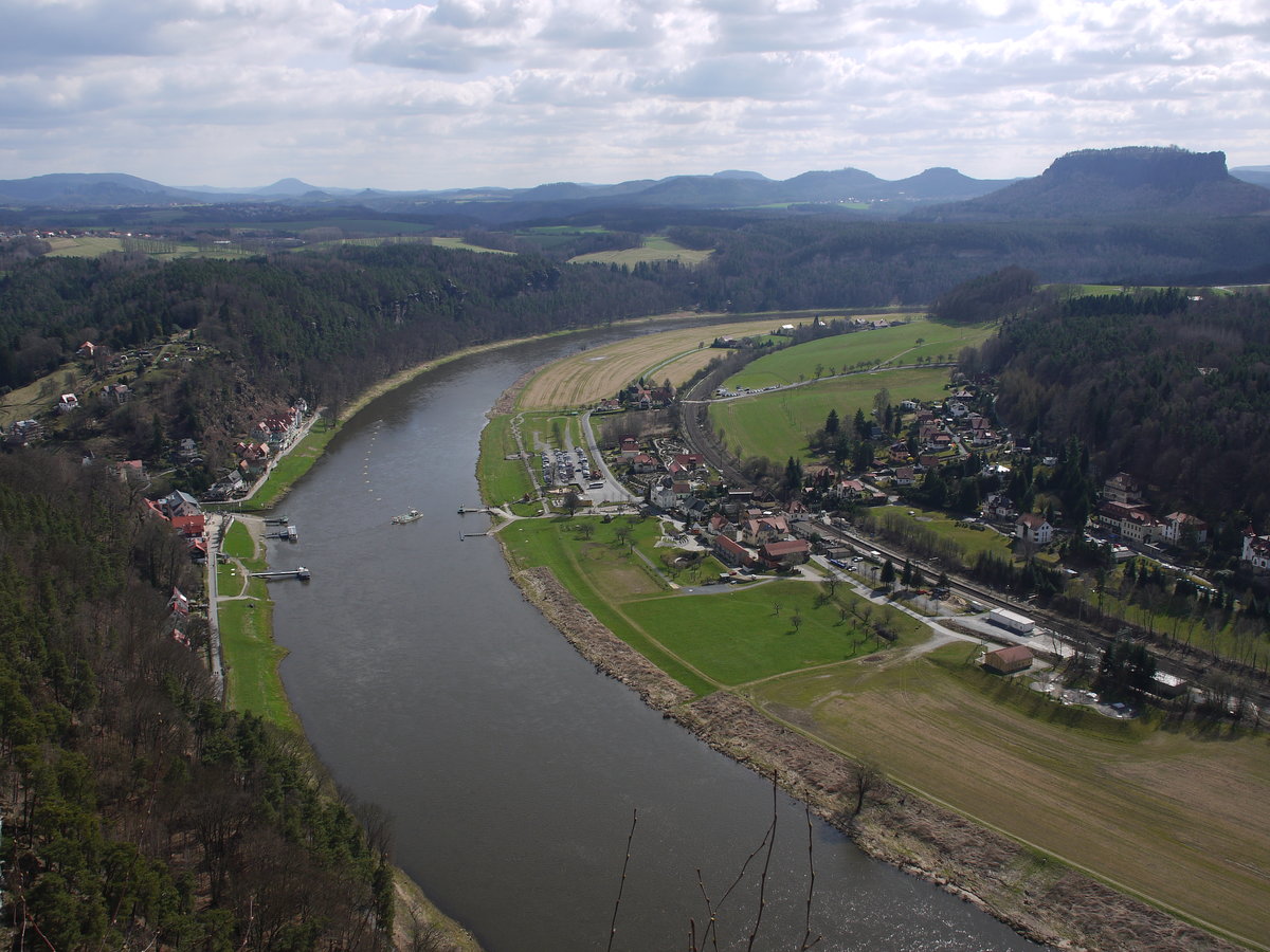 Blick von der Bastei (Sächsische Schweiz) elbaufwärts über Kurort Rathen, rechts im Bild der einzige rechtselbische Tafelberg, der Lilienstein (415 m); 01.04.2012
