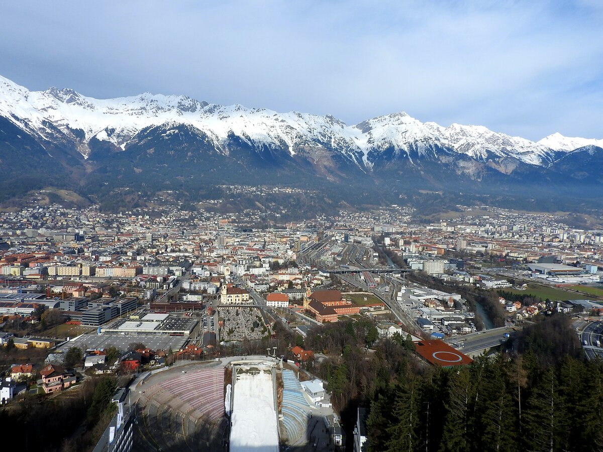 Blick von der Bergisel-Sprungschanze über Innsbruck auf die Nordkette; 240208