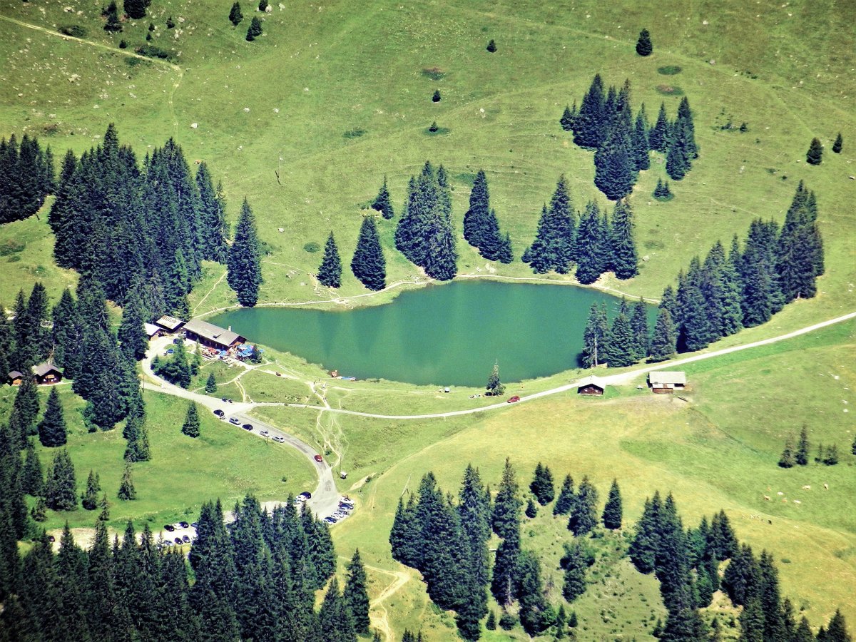 Blick von der Bergstation Scex Rouge der Luftseilbahn “Les Diablerets / Glacier 3000” zum Lac Retaud. Mit Zoom fotografiert am 15. August 2013