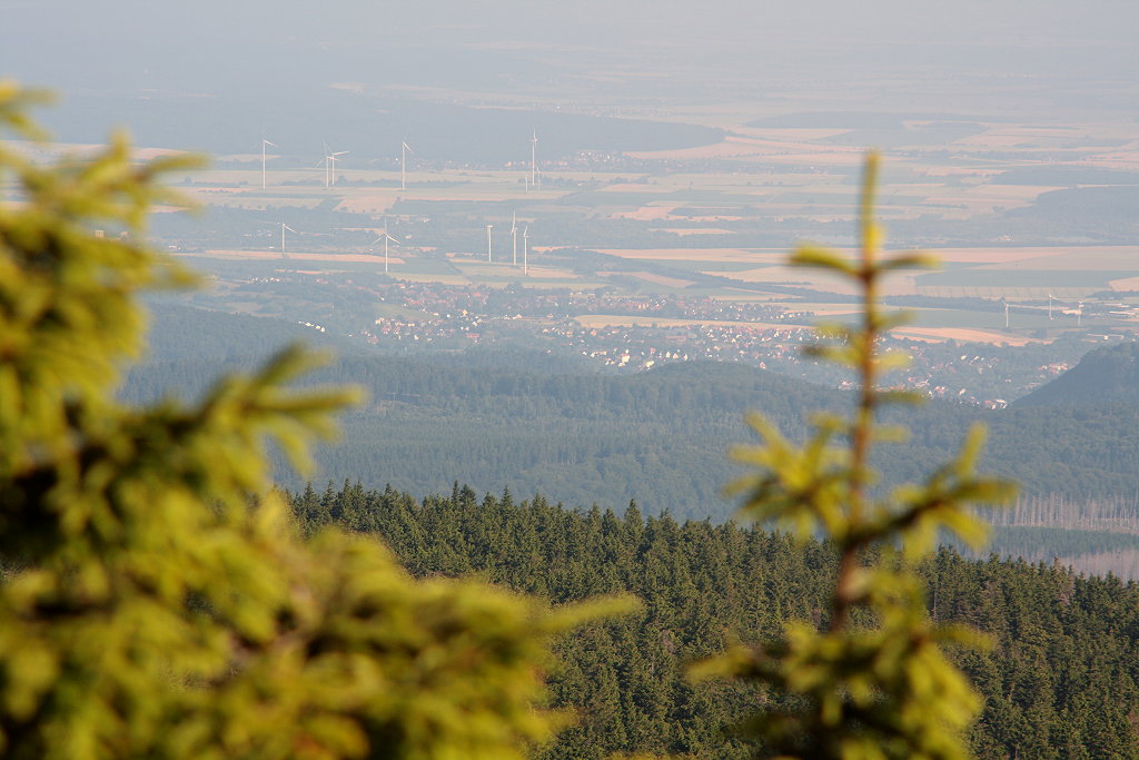 Blick vom Brocken am Morgen des 17.07.2013 Richtung Nordwesten über Bad Harzburg; dahinter verschwindet das Land in der Gegend von Salzgitter im Dunst...