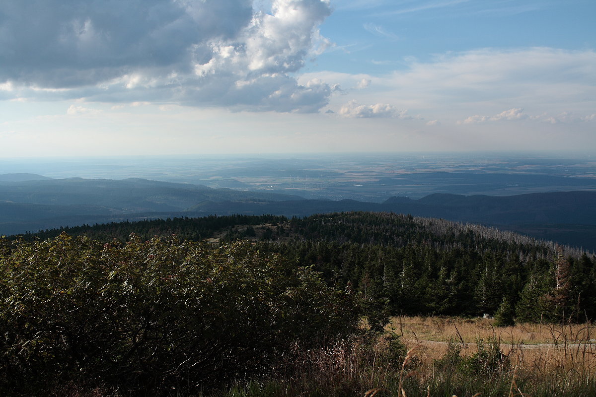 Blick vom Brocken Richtung Norden über den sog.  Kleinen Brocken und Bad Harzburg am Harzrand über das nördliche Harzvorland; Aufnahme vom frühen Abend des 19.08.2020... 