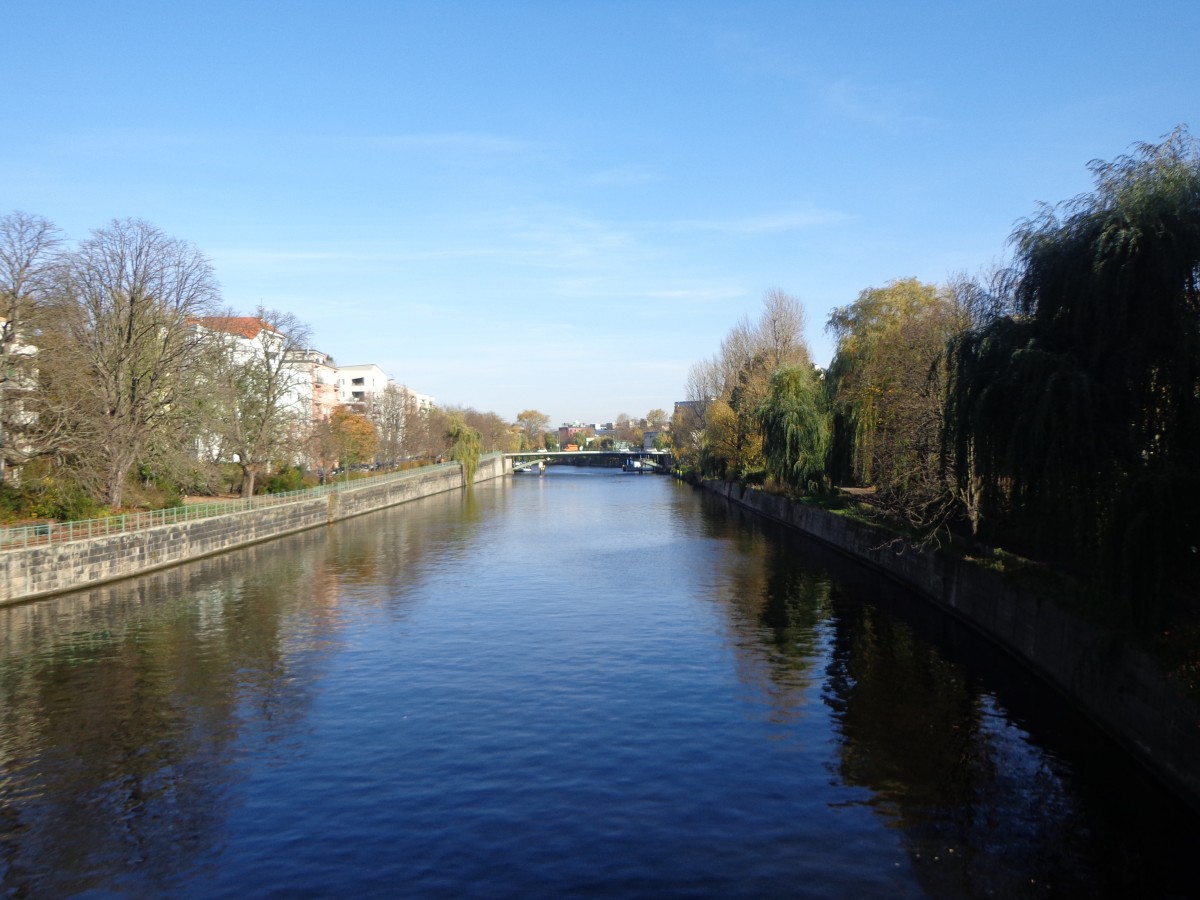 Blick von einer Brcke in Berlin-Moabit auf die Spree am 31.Oktober.2013.