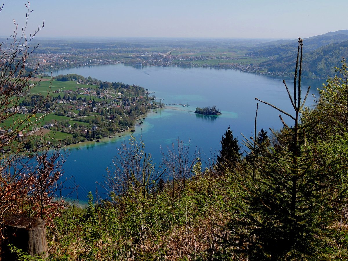 Blick vom Buchberg auf den Attersee, auf die ca. 6000m² grosse Insel Litzlberg; 180421