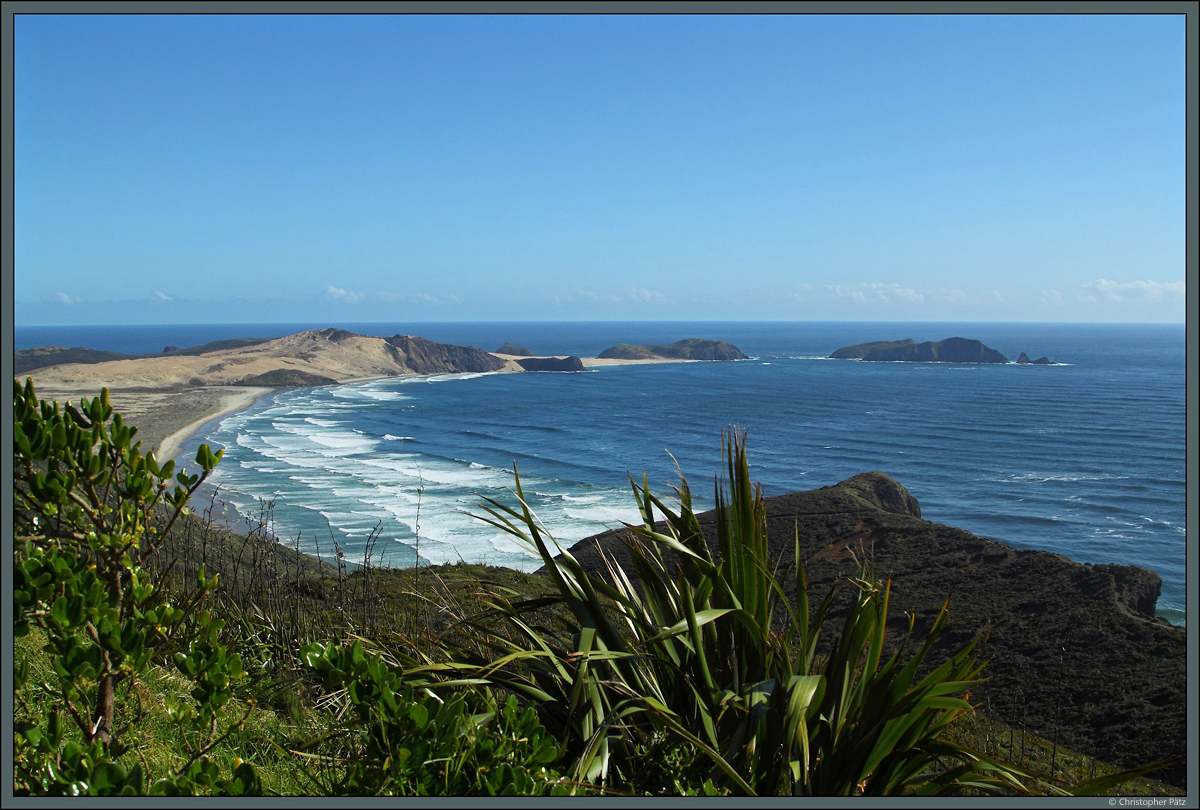 Blick von Cape Reinga über Te Werahi Beach auf Cape Maria von Diemen, den westlichsten Punkt der neuseeländischen Nordinsel. (13.10.2016)