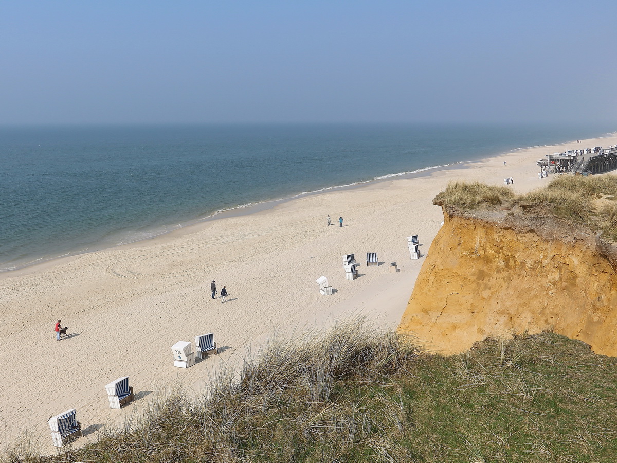 Blick in die Dünenlandschaft Rotes Kliff in Wenningstedt  (Sylt) am 20. April 2018