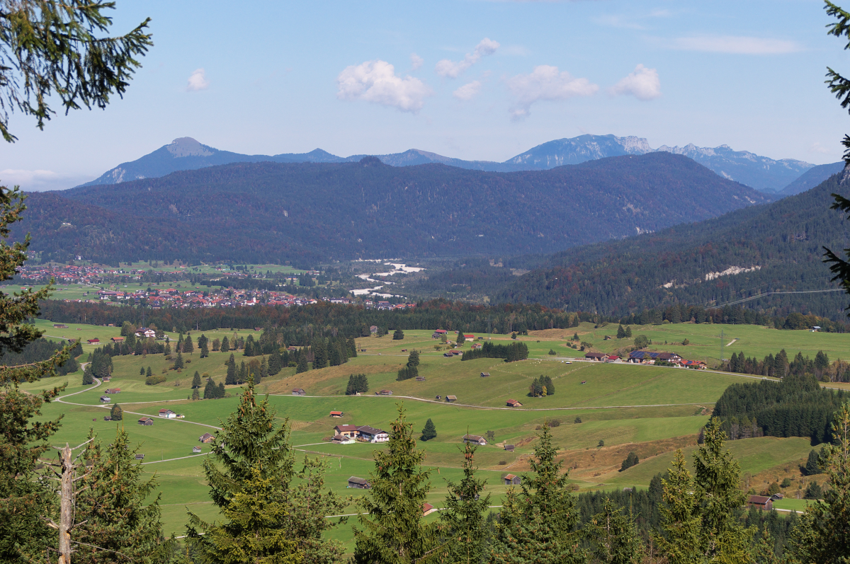 Blick vom Ehrenmal der Gebirgsjäger bei Mittenwald auf die Buckelwiesen und ins Tal der Isar bei Krün. 06.10.2014