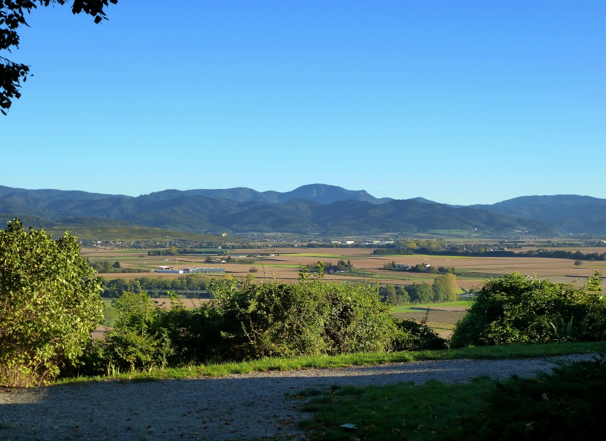 Blick von der Ehrentrudis-Kapelle auf dem Tuniberg ber die Rheinebene zum Hochschwarzwald, Okt.2014