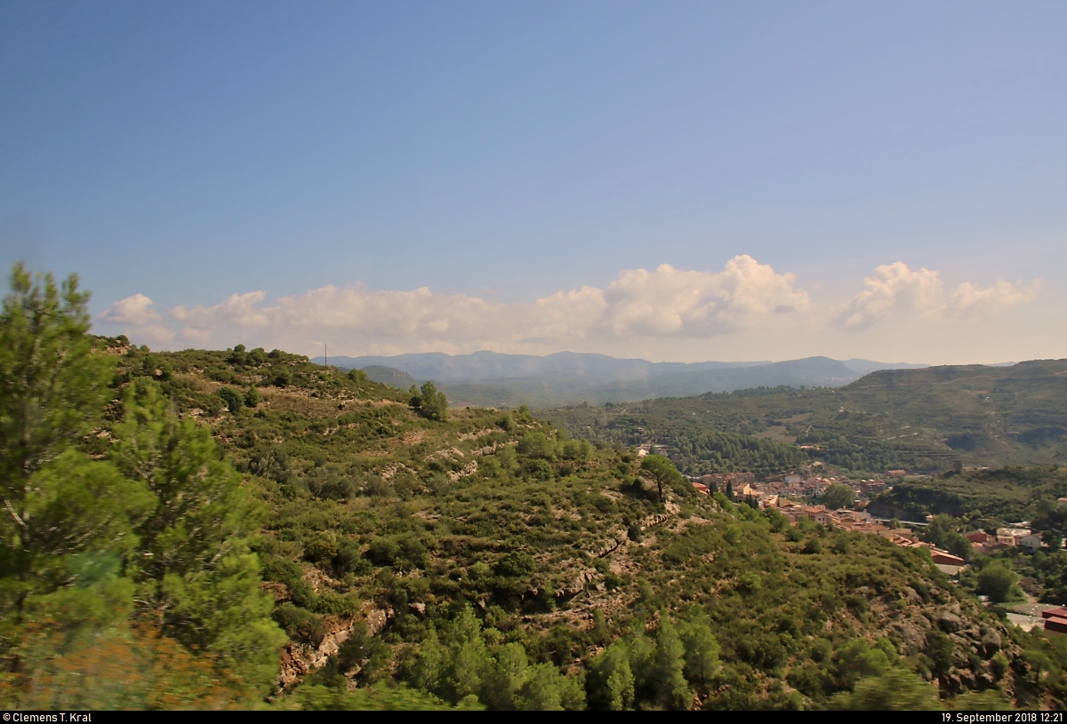 Blick von der engen Straße zum Kloster Montserrat (E) auf das hügelige Hinterland von Barcelona.
[19.9.2018 | 12:21 Uhr]