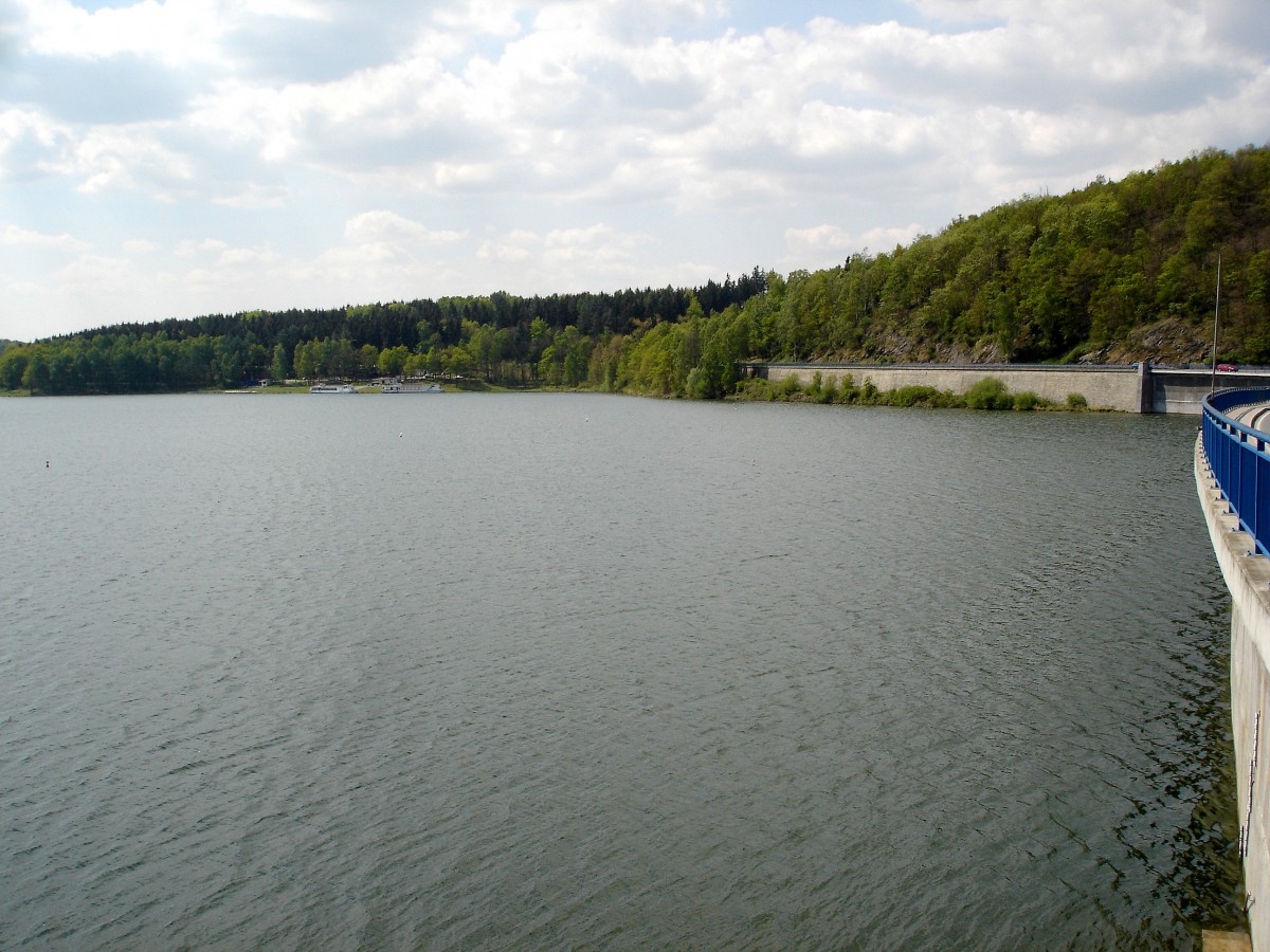 Blick entlang der Staumauer an der Talsperre Phl, die zweitgrte in Sachsen, Mai 2007