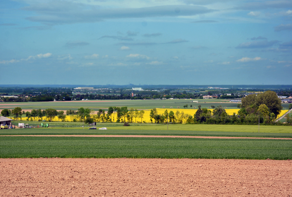 Blick von den ersten Eifelhöhen über das Industriegebiet Euskirchen-Silberberg in Richtung Hürth - Köln - 08.05.2015