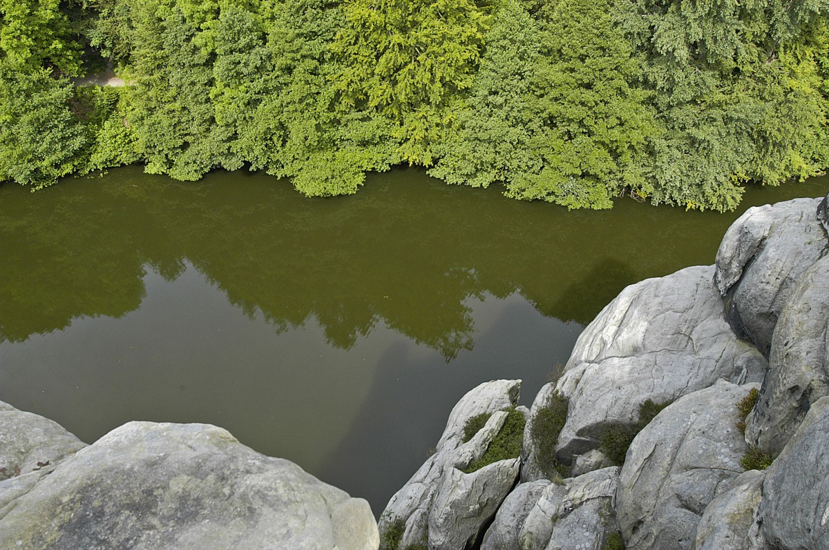 Blick von der Externsteine auf den Oberen Teich. Aufnahme: Juli 2007.