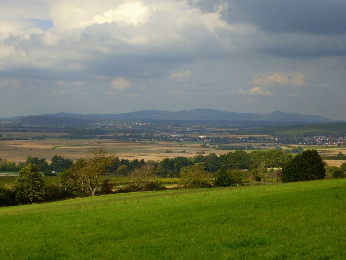 Blick vom Gasthaus  Gotthardthof  ber das Markgrflerland zum Kaiserstuhl, Okt.2015