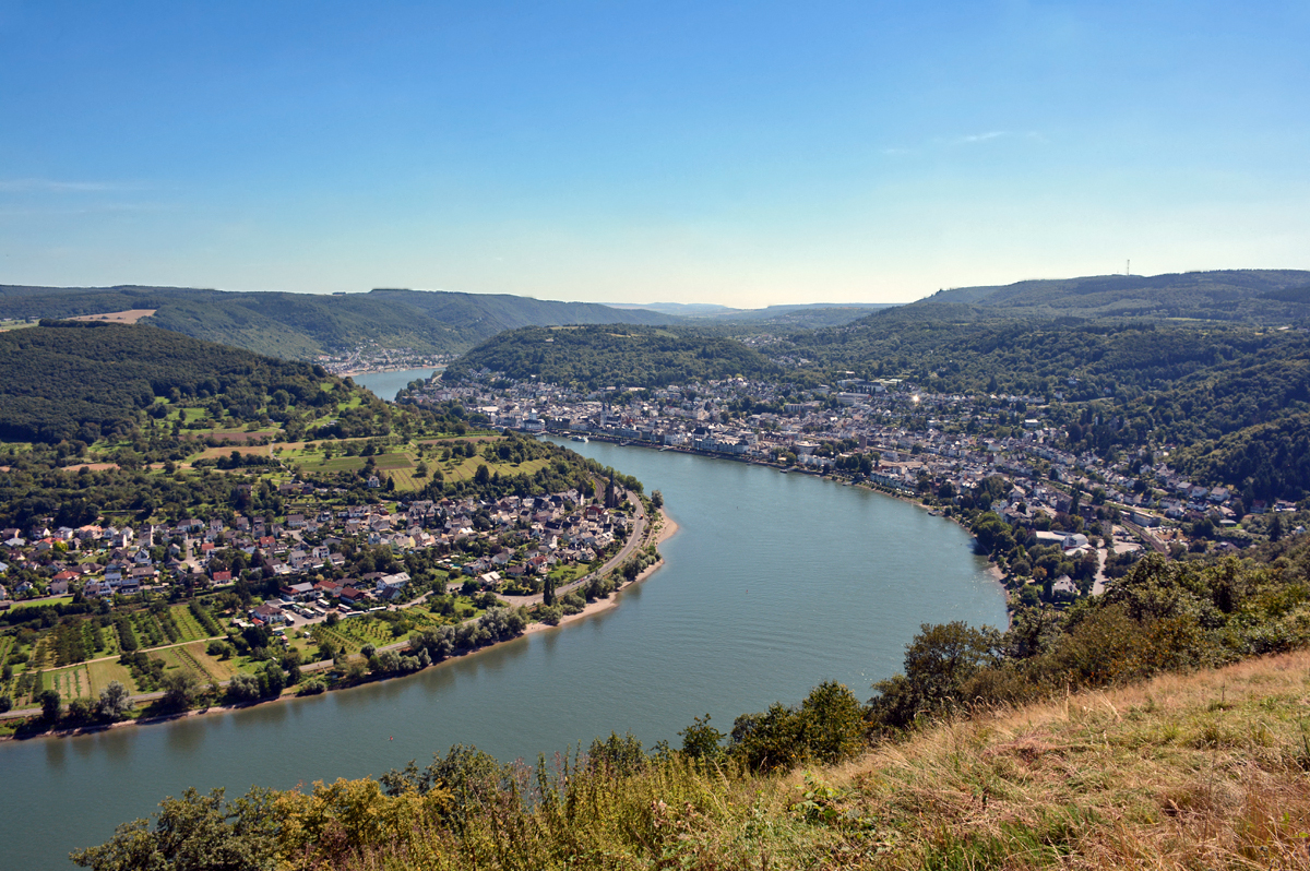 Blick vom Gedeonseck ca, 270 m ü.N. auf den ca. 190 m tiefer liegenden Rhein, Hunsrück und die Orte Boppard und Filsen - 23.08.2016