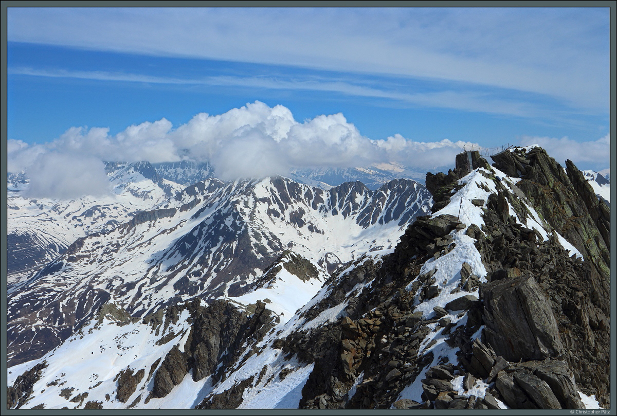 Blick vom Gemsstock auf den Rossbodenstock bei Andermatt. (21.04.2022)