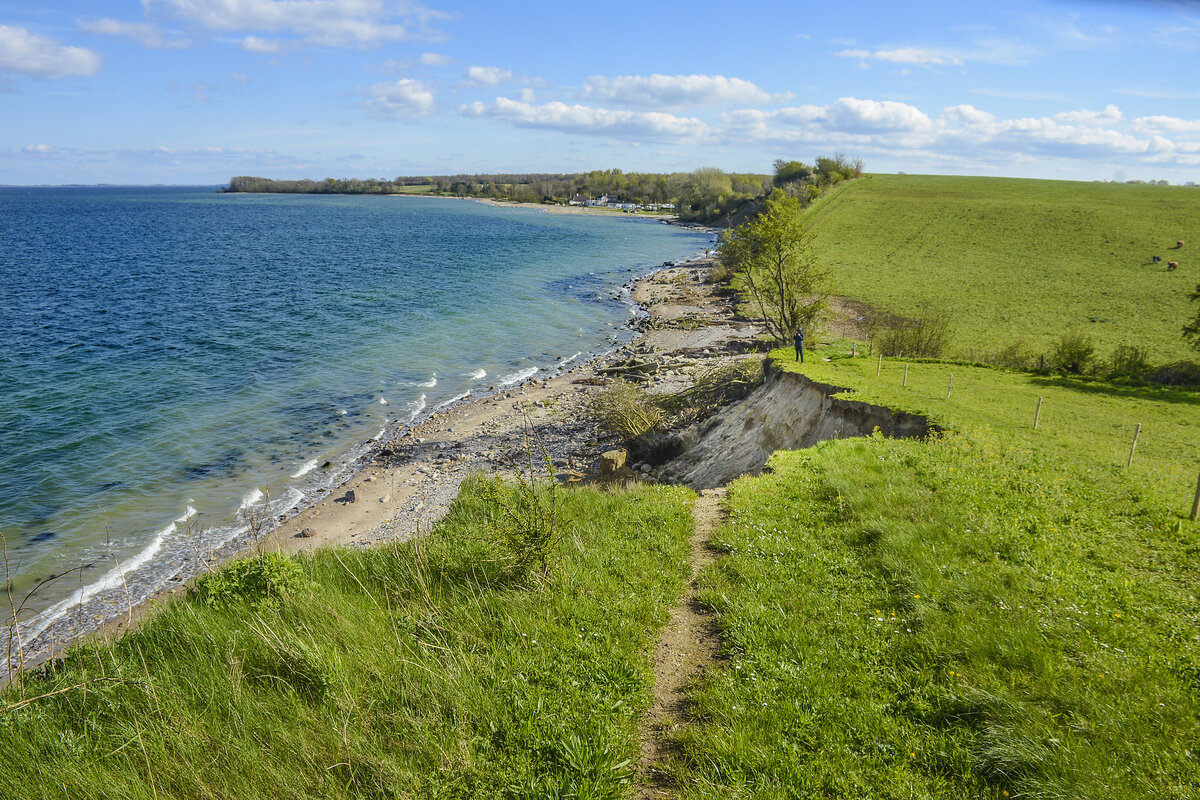 Blick vom Gendarmenpfad bei Stensigmose in Richtung Süden. Der Gendarmenpfad folgen der Nordseite der Flensurger Förde auf dänischer Seite. Aufnahme: 22. April 2024.