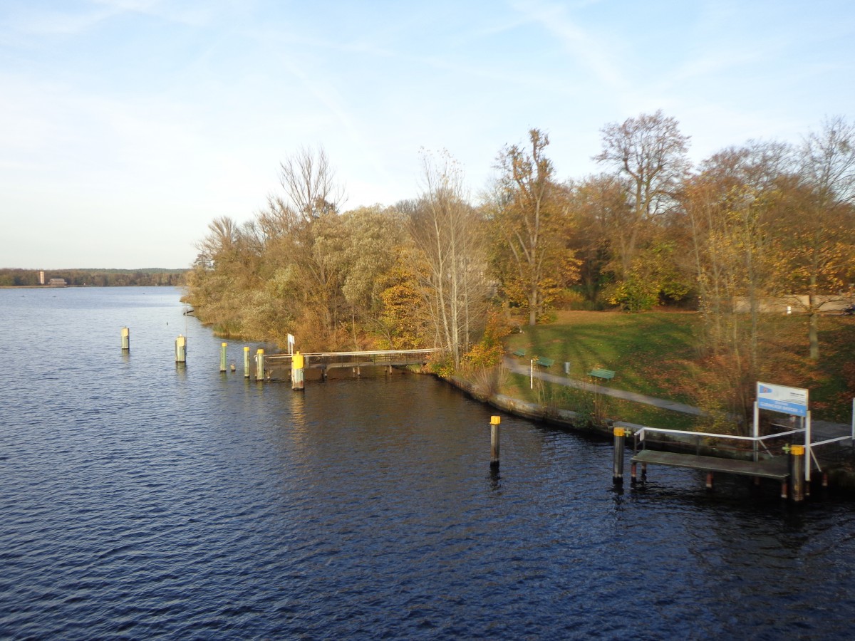 Blick von der Glienicker Brcke auf den Schlossgarten Glienicke am 31.10.2013