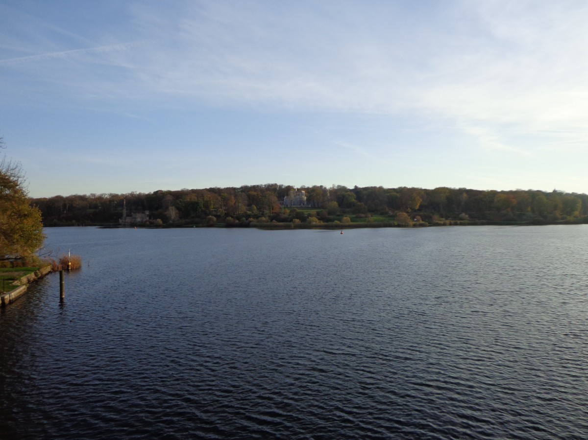 Blick von der Glienicker Brcke auf den Schlosspark Babelsberg am 31.10.13.