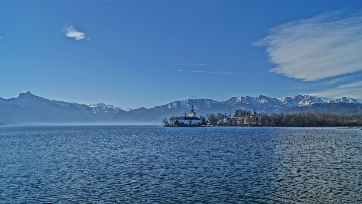 Blick von Gmunden über den Traunsee mit Schloss Ort zu den Bergen des Höllengebirges (04.03.2017)