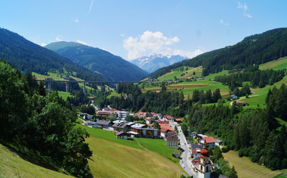 Blick von Gries am Brenner ins Obernberger Tal hinein. Im Hintergrund verläuft auch die A13 Brennerautobahn. (10.07.2020)