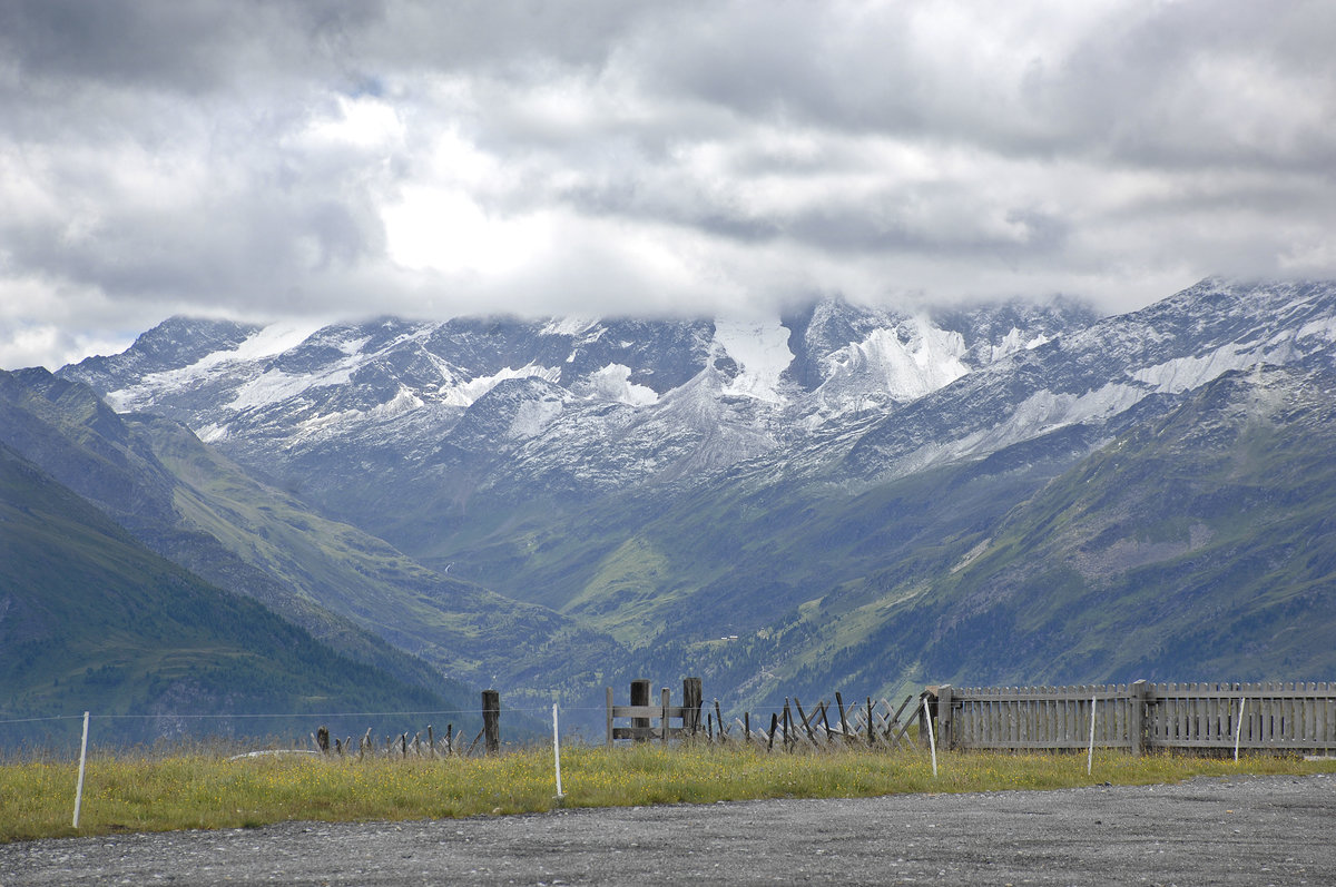 Blick von der Großglockner Hochalpenstraße zwischen Heiigenblut und Hochtor in südlicher Richtung. Aufnahme: 6. August 2016.