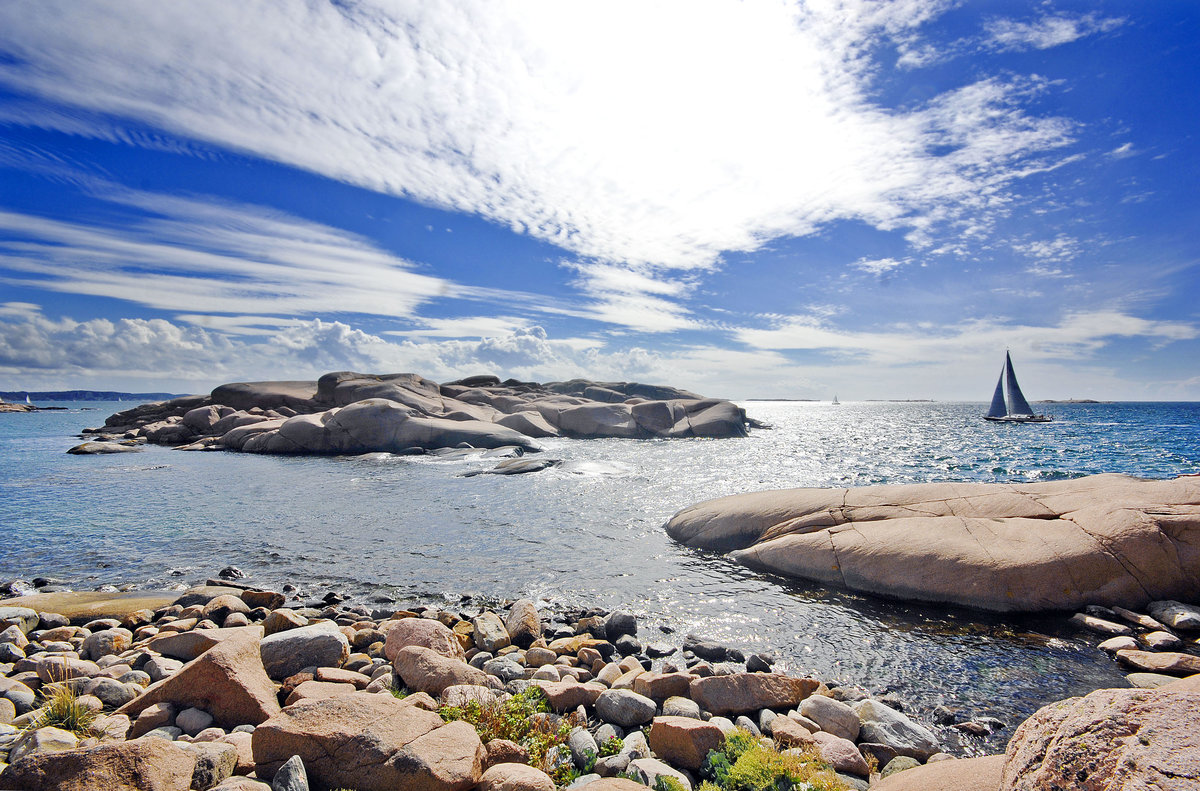 Blick vom Hållö Huvud in südlicher Richtung. Hållö ist eine unbewohnte Insel der Bohusläner Scherenküste nördlich von Göteborg.
Aufnahme: 4. August 2017.