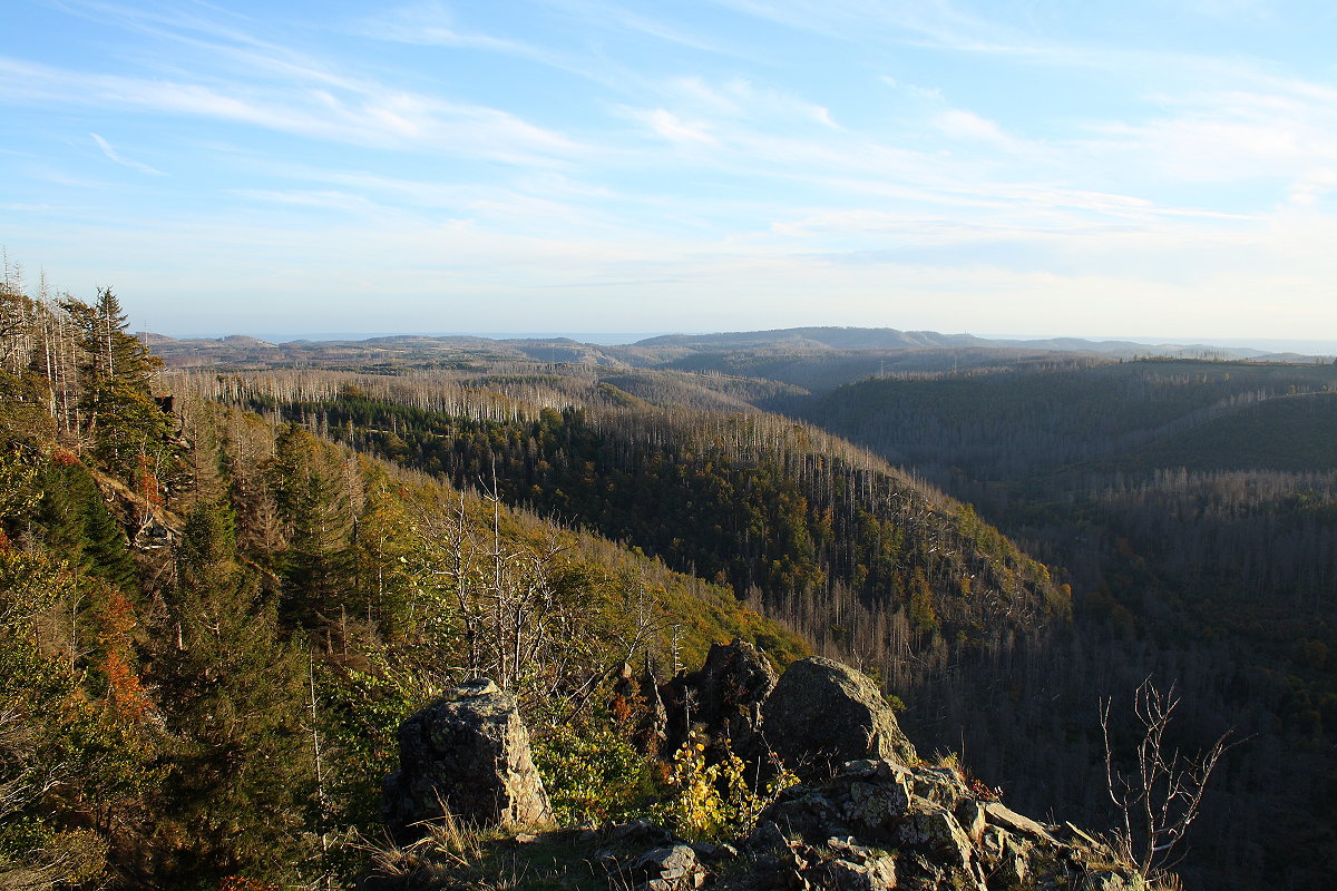 Blick von den Hahnenkleeklippen über das tief eingeschnittene Odertal hinweg über Südharzer Berge bis zur Hainleite in Thüringen am Horizont; Aufnahme vom Abend des 7. Oktober 2022...