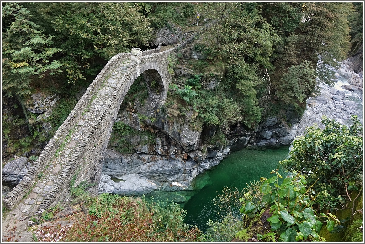 Blick hinunter vom Wanderweg auf die Ponto Romana und den türkisfarbigen Fluss Melezza.
(21.09.2015)