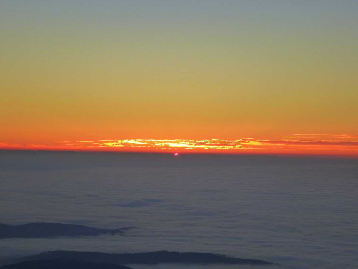 Blick vom Hochblauen (1165m) im Sdschwarzwald, die Sonne versinkt im Nebelmeer der Oberrheinischen Tiefebene, Dez.2016