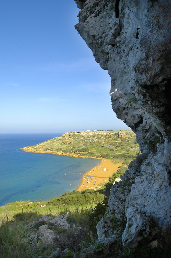 Blick von den Höhlen auf Ramla-I-Harm an der Nordküste von Gozo. Aufnahme: Oktober 2006.