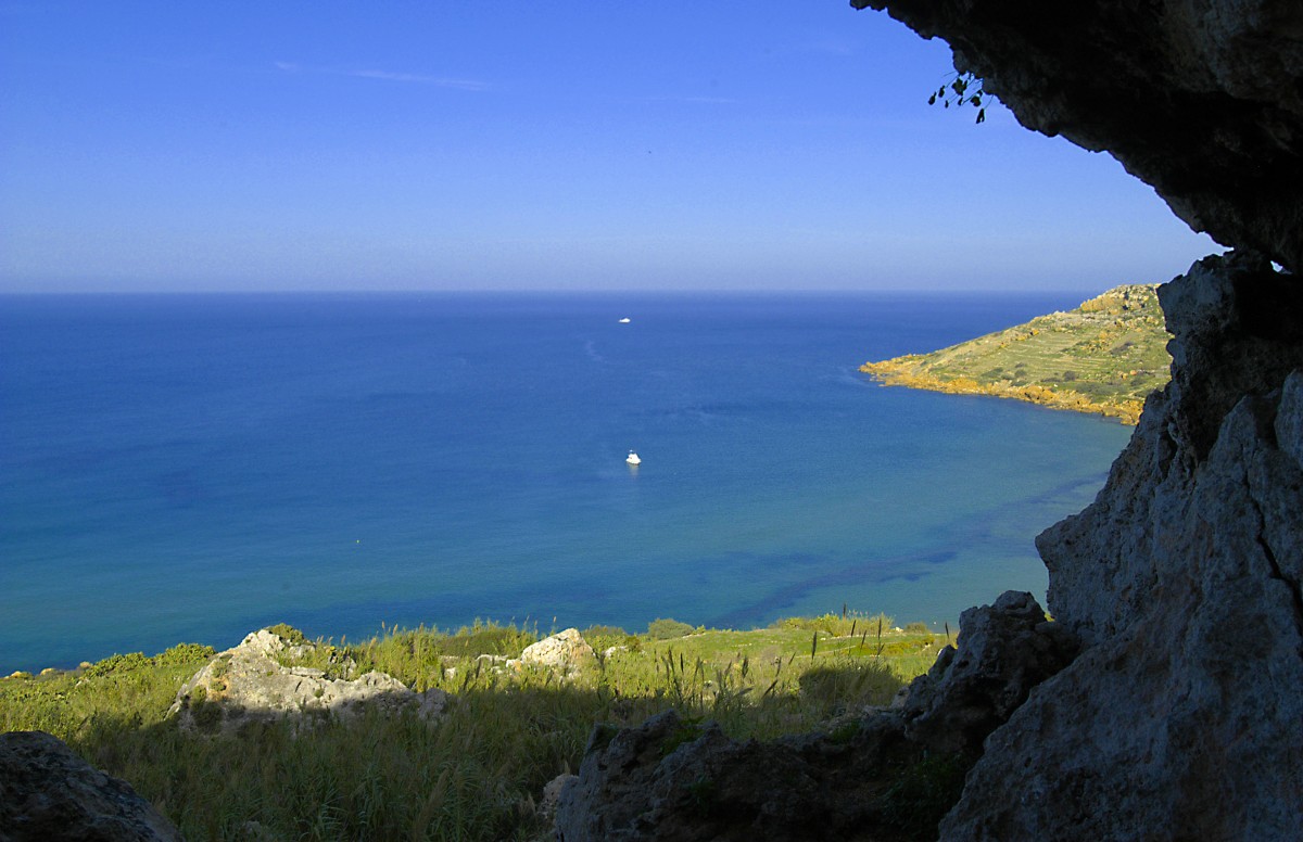 Blick von den Höhlen bei Ramla-I-Harm an der Nordküste von Gozo. Aufnahme: Oktober 2006.