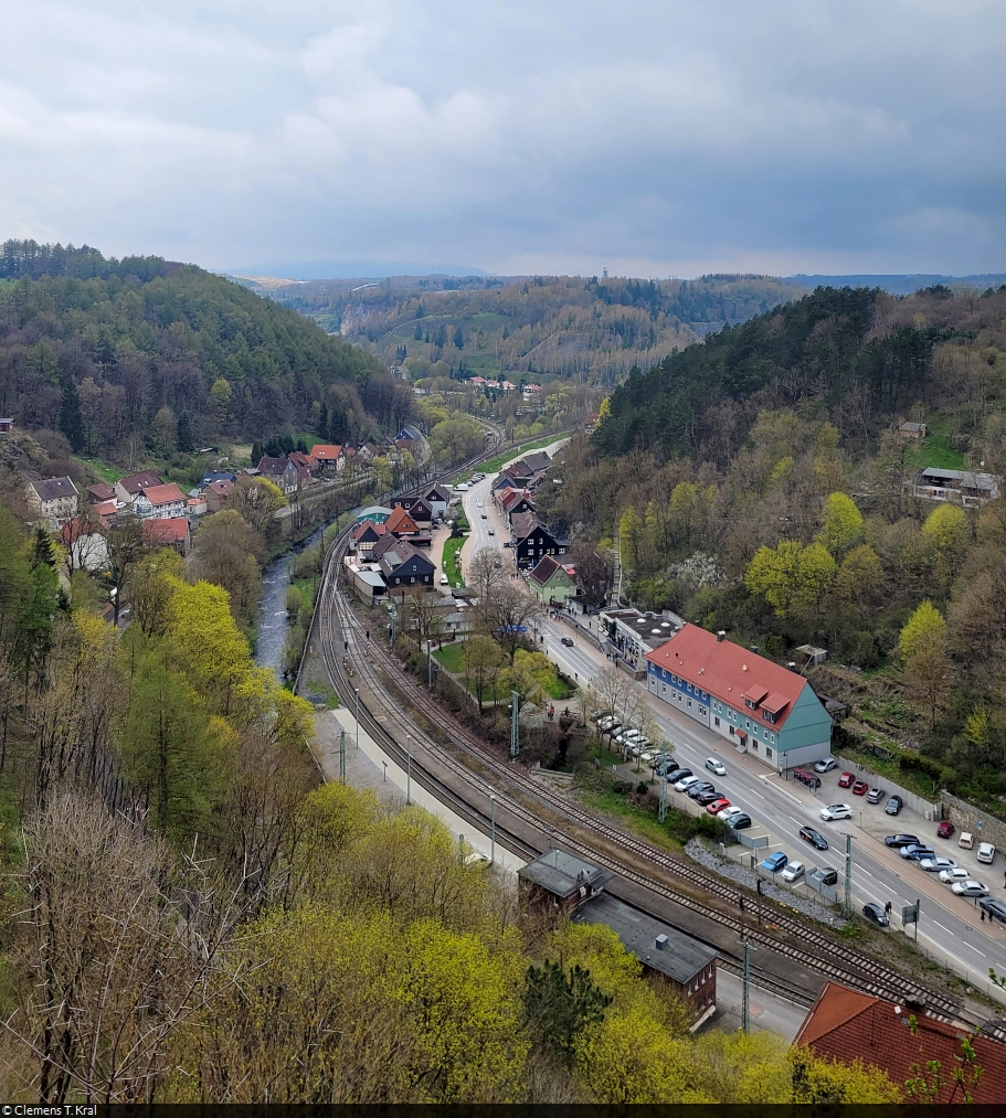 Blick vom Hohen Kleef – Stempelstelle 88 der Harzer Wandernadel – ins Tal von Rübeland. Zu sehen auch der Bahnhof der Rübelandbahn und der Zugang zur Baumannshöhle.

🕓 29.4.2023 | 12:47 Uhr