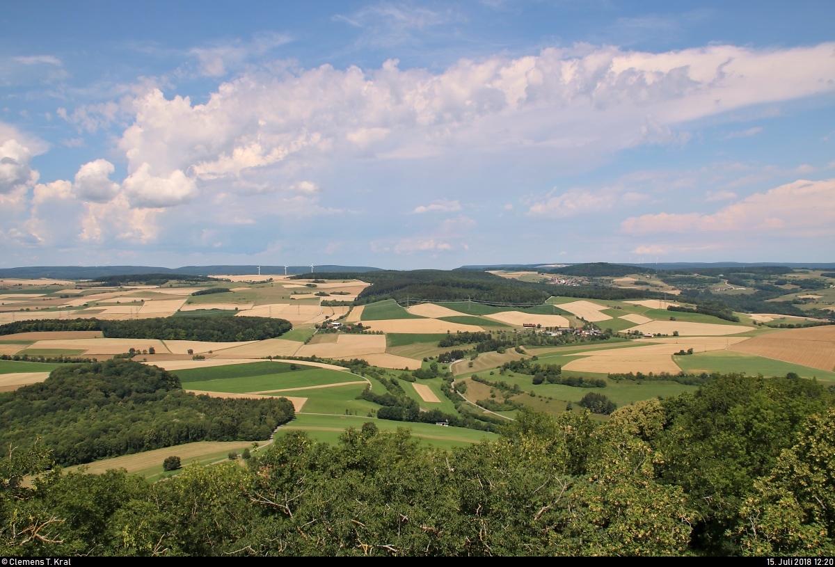 Blick vom Hohenhewen (844 m ü. NN) im Hegau Richtung Nordwesten, wenige Stunden vor einem Gewitter.
[15.7.2018 | 12:20 Uhr]