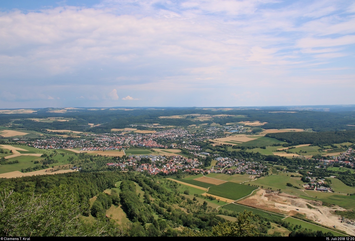 Blick vom Hohenhewen (844 m ü. NN) im Hegau Richtung Nordosten bzw. auf die Stadt Engen, wenige Stunden vor einem Gewitter.
[15.7.2018 | 12:20 Uhr]