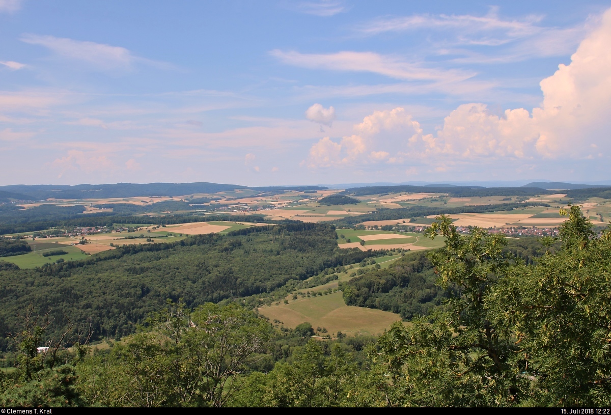 Blick vom Hohenhewen (844 m ü. NN) im Hegau Richtung Südwesten, wenige Stunden vor einem Gewitter.
[15.7.2018 | 12:22 Uhr]