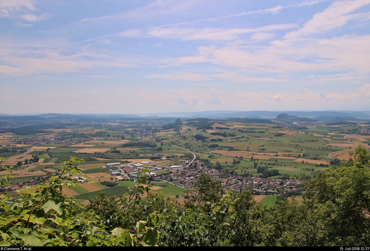 Blick vom Hohenhewen (844 m ü. NN) im Hegau Richtung Südosten bzw. auf Welschingen, ein Stadtteil von Engen, wenige Stunden vor einem Gewitter.
[15.7.2018 | 12:37 Uhr]