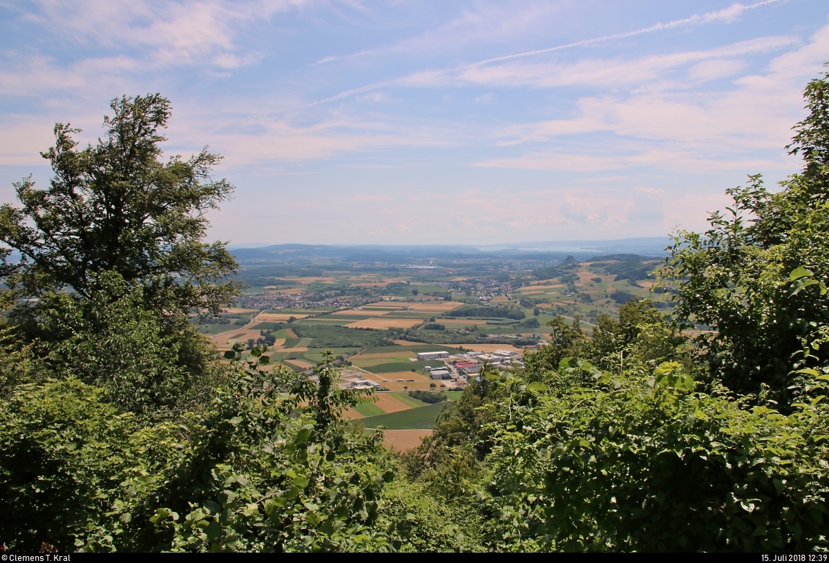 Blick vom Hohenhewen (844 m ü. NN) im Hegau Richtung Osten, wenige Stunden vor einem Gewitter.
[15.7.2018 | 12:39 Uhr]