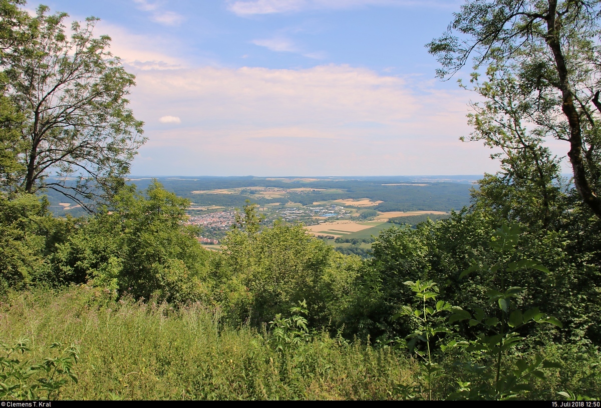 Blick vom Hohenhewen (844 m ü. NN) im Hegau Richtung Nordosten bzw. auf die Stadt Engen, wenige Stunden vor einem Gewitter.
[15.7.2018 | 12:50 Uhr]