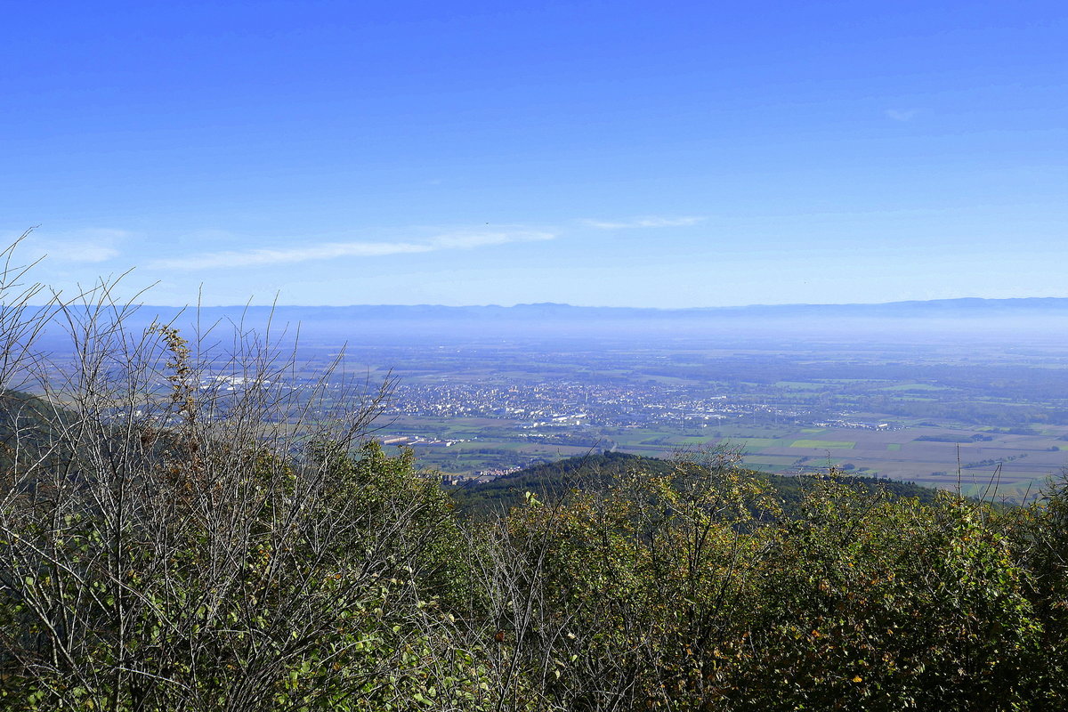 Blick von der Hohkönigsburg Richtung Nordost in die Rheinebene mit Schlettstadt(Selestat), am Horizont der Schwarzwald, Okt.2019