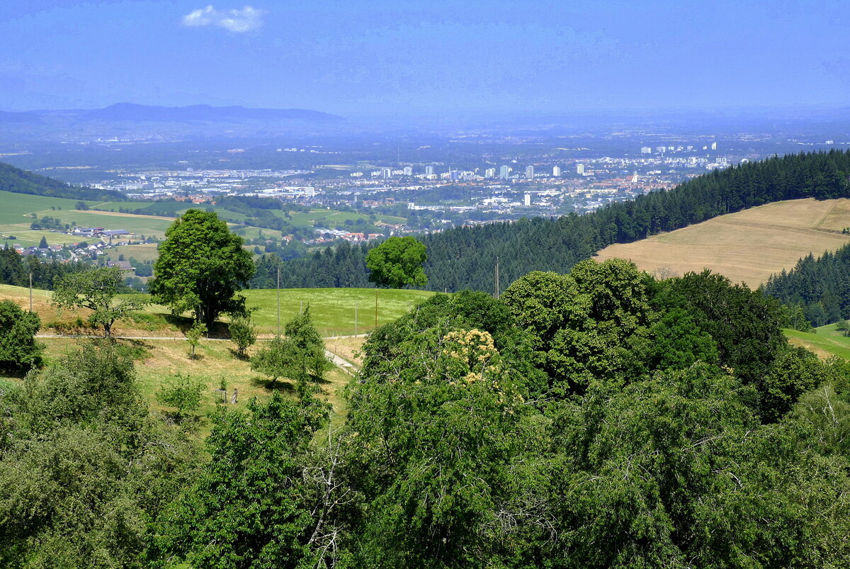 Blick von Horben am Schauinsland/Schwarzwald Richtung Nord-West auf Freiburg, links am Horizont der Kaiserstuhl, Juni 2022