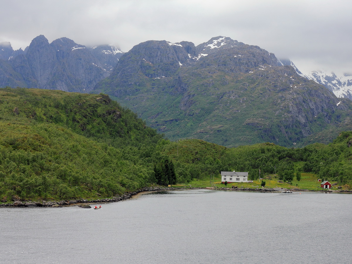 Blick von Hurtigruthen Fähre Roger With in die Inseln Lofoten und Vesteralen vom 25. Juni 2016.